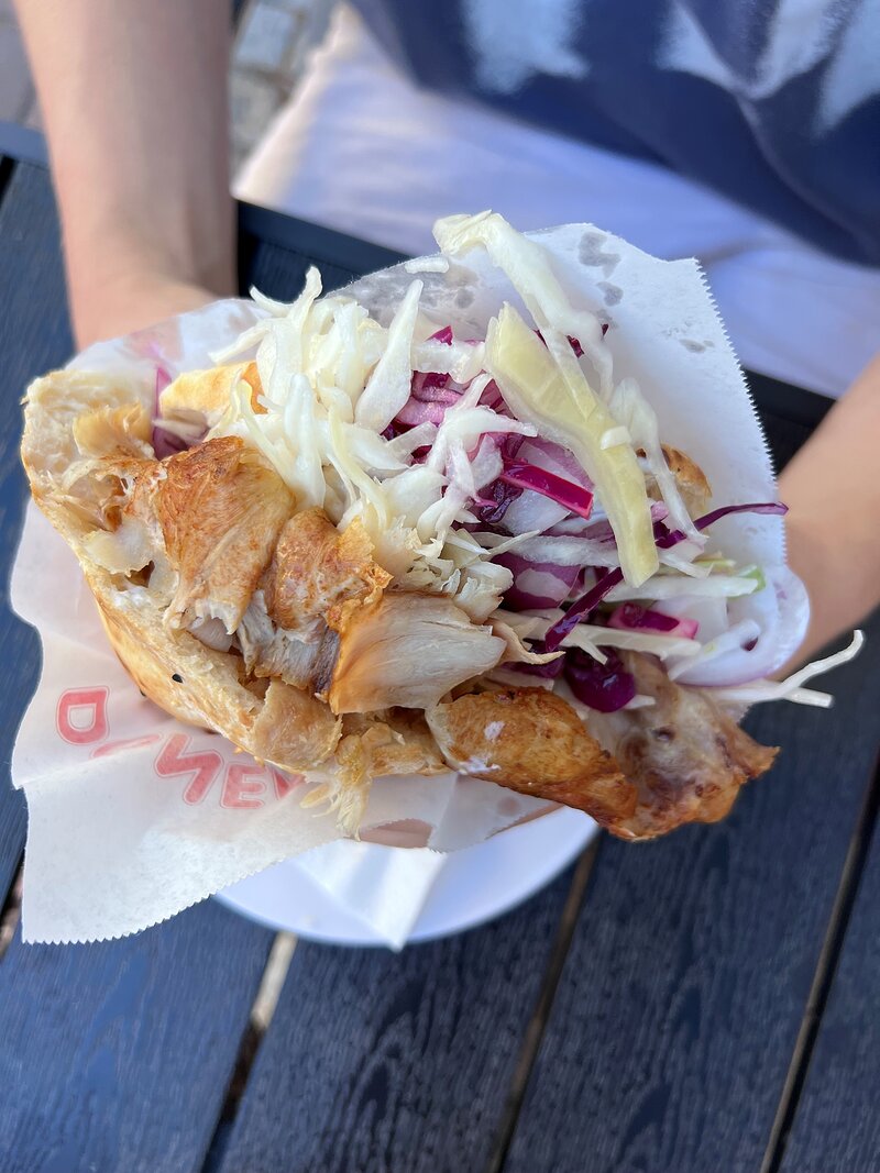 D&ouml;ner im Papier, gehalten von zwei H&auml;nden