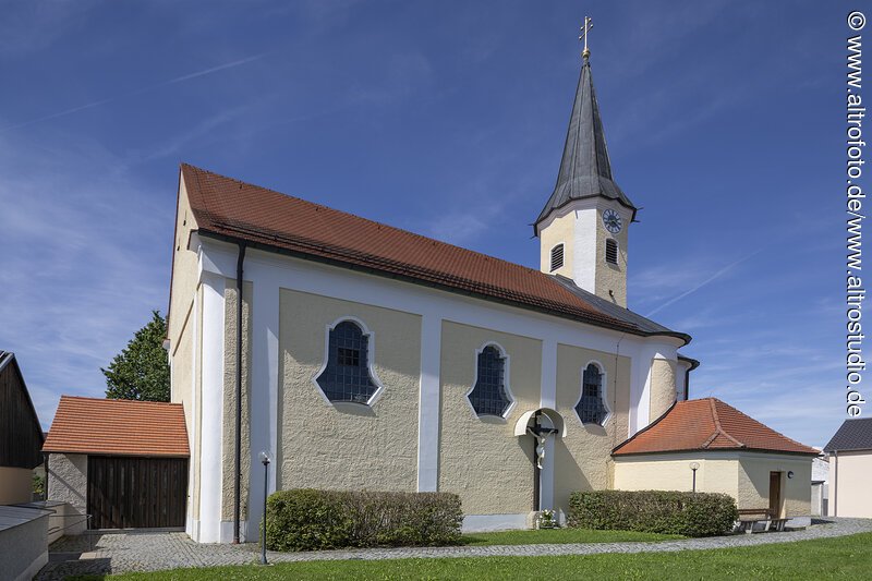 Au&szlig;enansicht der Kirche St. Bartholom&auml;us im Bad Abbacher Ortsteil Lengfeld