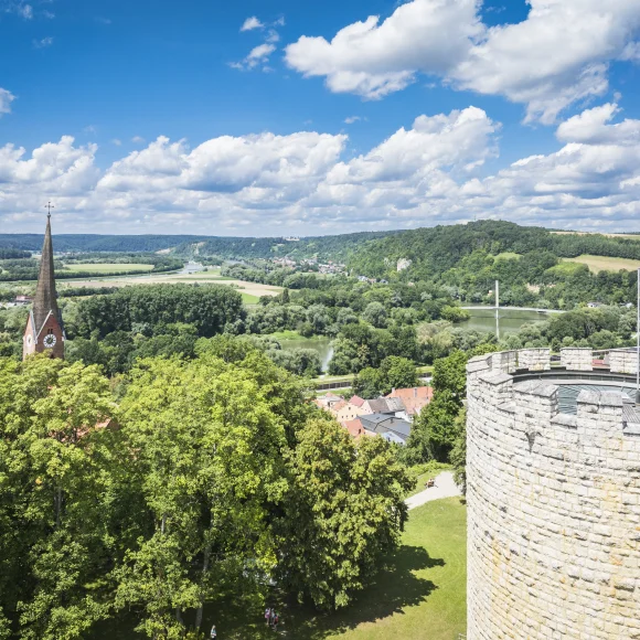 Luftbild vom Heinrichsturm mit dem grünen Donautal im Hintergrund. Der Himmel ist blau-weiß.