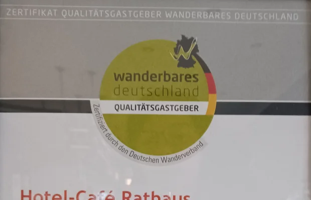 Zertifikat für Hotel-Café Rathaus als Qualitätsgastgeber Wanderbares Deutschland, gültig bis 31. Dezember 2022.