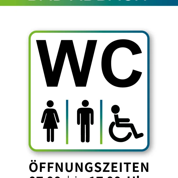 Schild mit Öffnungszeiten der barrierefreien WC-Anlagen im Kurpark Bad Abbach von 7 bis 17 Uhr und Kontaktdaten.